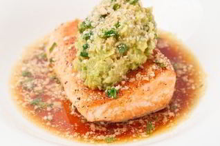 Стейк из семги под авокадо