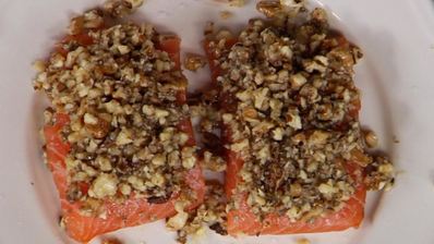 стейк из семги с грецким орехом