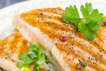 Стейк из семги с рисом и овощами