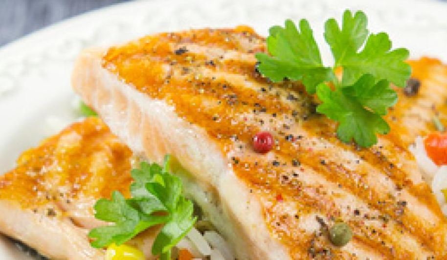 Рецепт стейка из семги с рисом и овощами