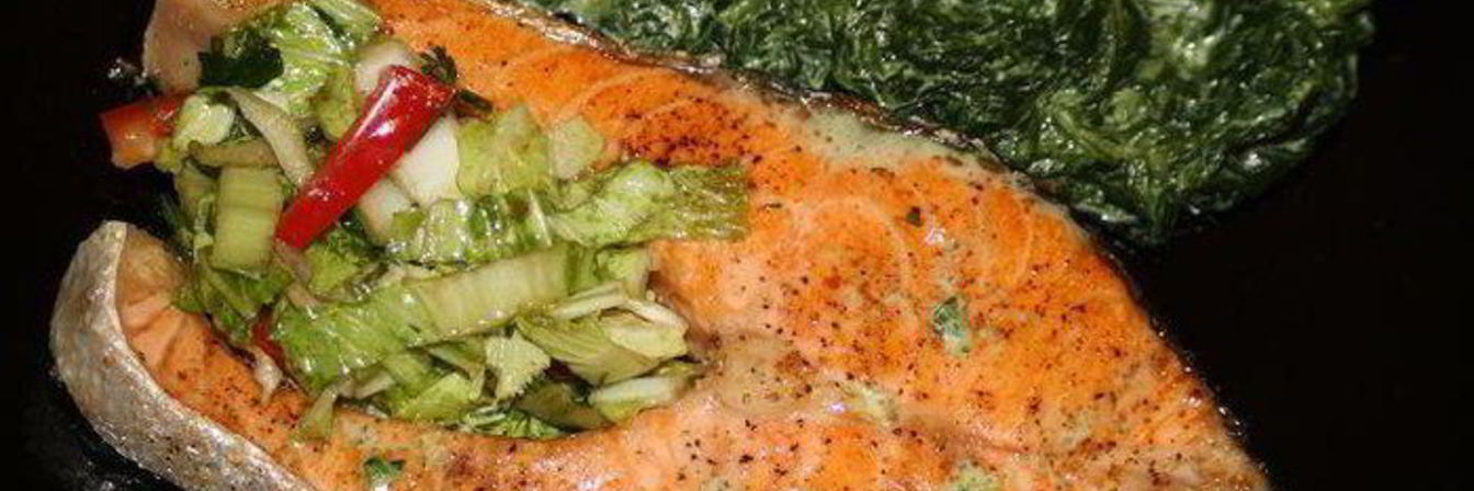 Стейк из семги со шпинатом в сливках