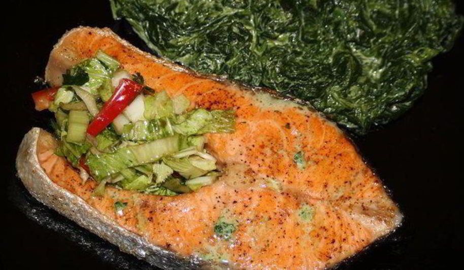 Рецепт стейка из семги со шпинатом в сливках