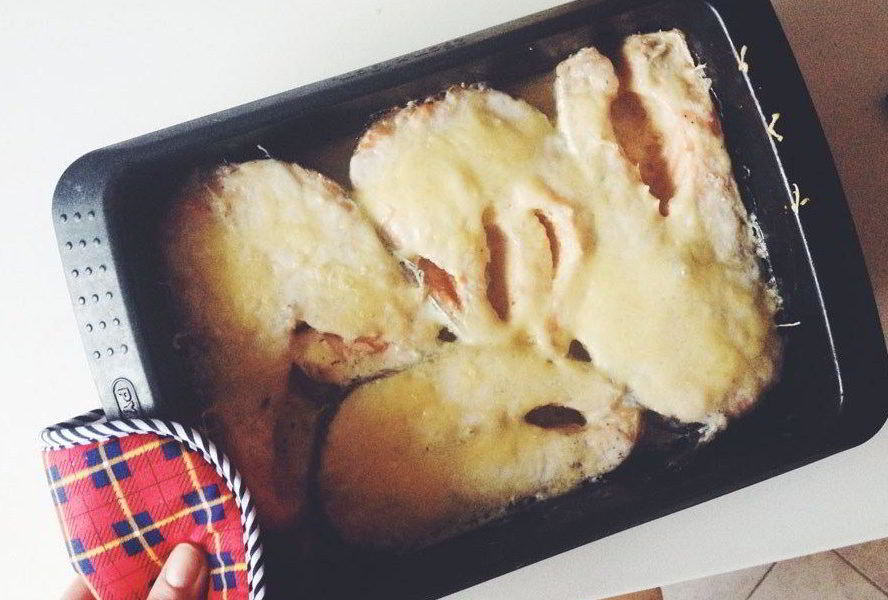 Стейк из семги в духовке под сырной корочкой