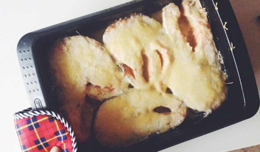 Рецепт стейка из семги в духовке под сырной корочкой