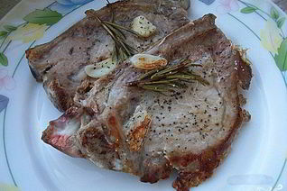 Стейк из свинины с розмарином