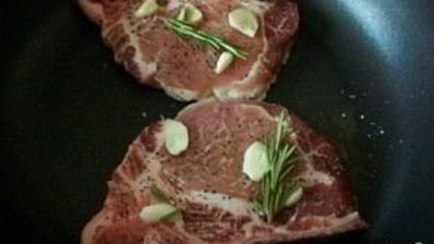 стейк из свинины с розмарином