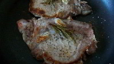 стейк из свинины с розмарином