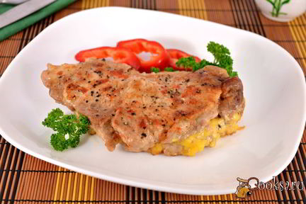 Стейк из свинины с сыром в микроволновке