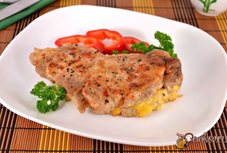 Стейк из свинины с сыром в микроволновке