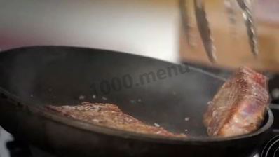 стейк из телятины на сковороде