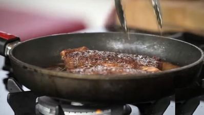 стейк из телятины на сковороде