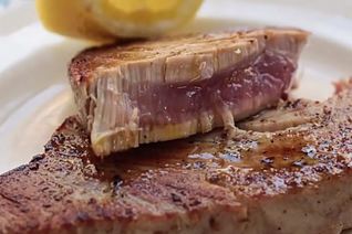 Стейк из тунца на сковороде