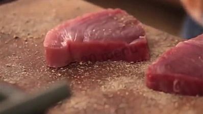 стейк из тунца на сковороде