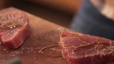 стейк из тунца на сковороде