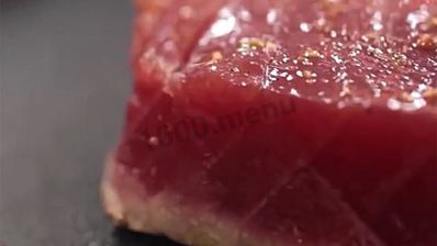 стейк из тунца на сковороде