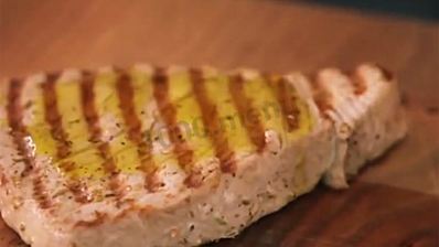 стейк из тунца на сковороде