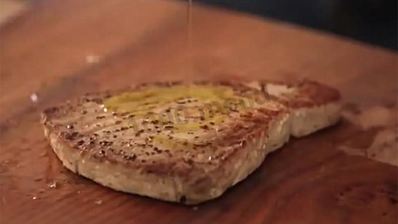 стейк из тунца на сковороде