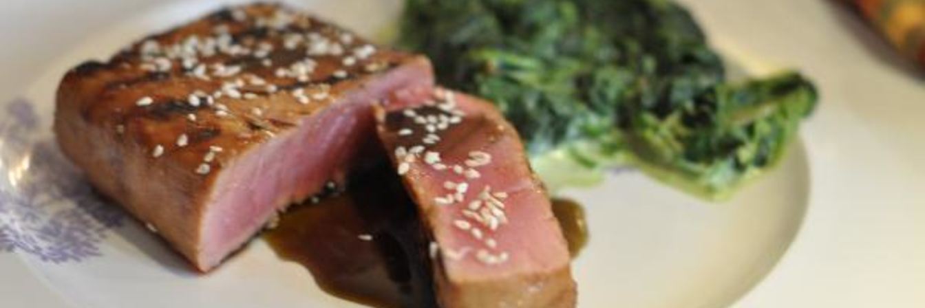 Стейк из тунца в гранатовом соусе со шпинатом