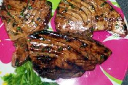 Стейк из тунца в медовой глазури на гриле