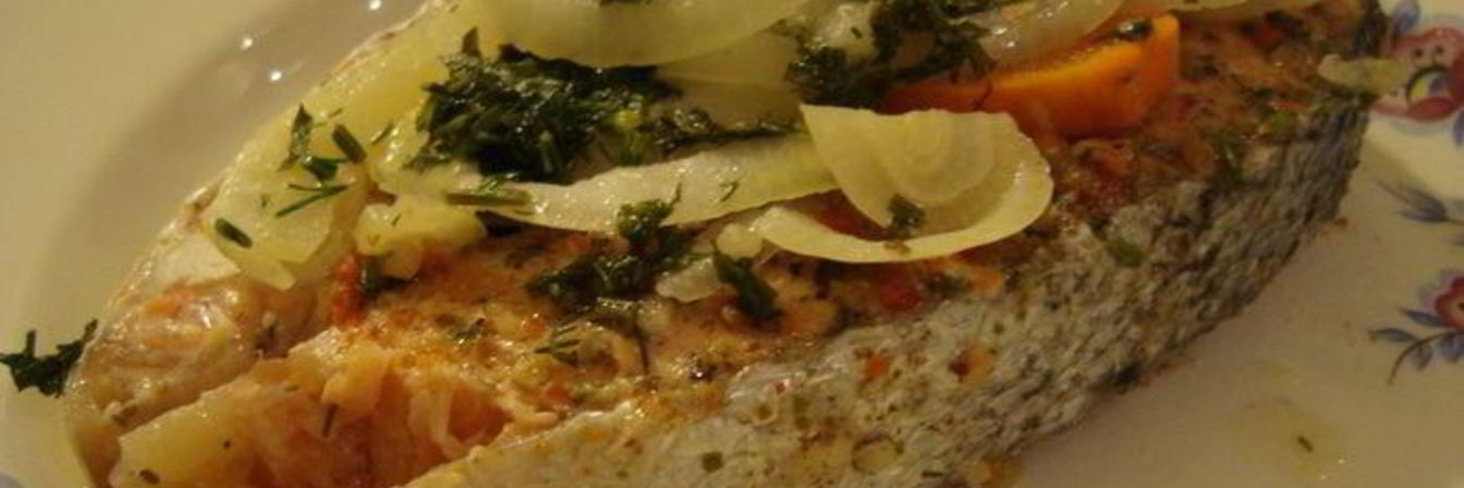 Стейк лосося, запеченного в фольге HomeQueen с овощами