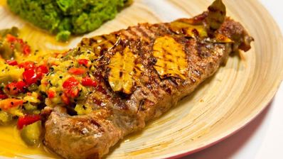 стейк рибай с остро-сладким соусом