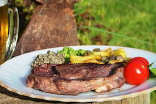 Стейк с базиликом и оливковым тапенадом