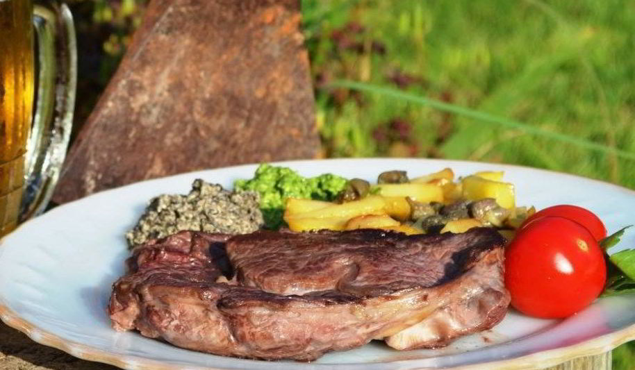 Рецепт стейка с базиликом и оливковым тапенадом