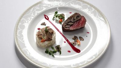 стейк с черным трюфелем, фуа-гра и томленым корнем сельдерея