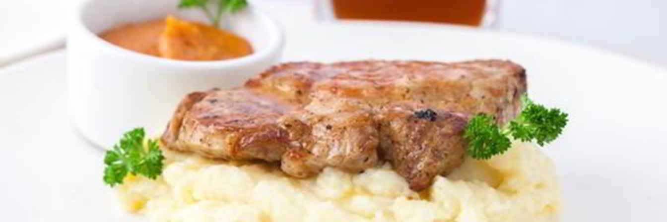 Стейк с фруктовым чатни и пюре