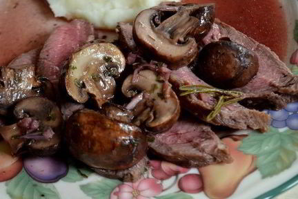 Стейк с грибами и красным винным соусом