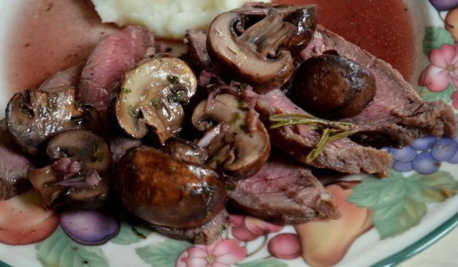 Рецепт стейка с грибами и красным винным соусом