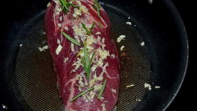 стейк с грибами и красным винным соусом