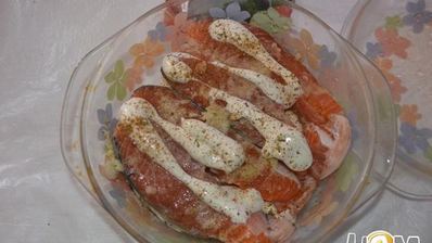 стейк семги в чесночном соусе