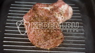 стейк свиной на сковороде