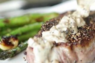 Стейк в перце с луковым соусом