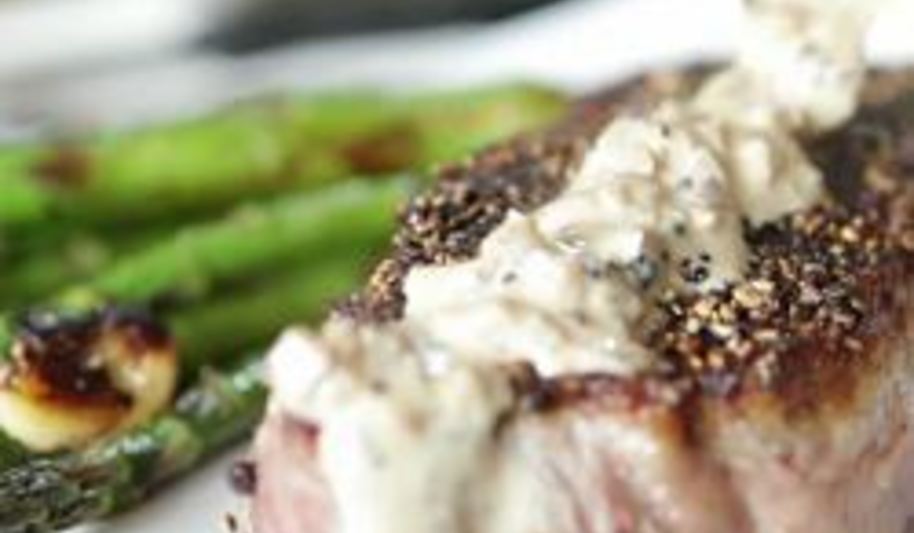 Рецепт стейка в перце с луковым соусом