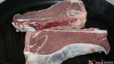 стейки из говядины на косточке со сливочным маслом