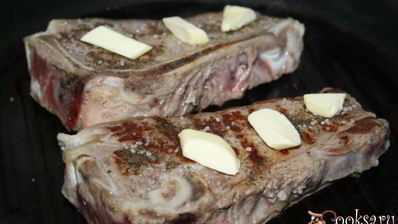 стейки из говядины на косточке со сливочным маслом