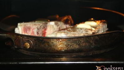 стейки из говядины на косточке со сливочным маслом