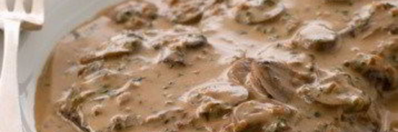 Стейки из говядины под грибным соусом с голубым сыром