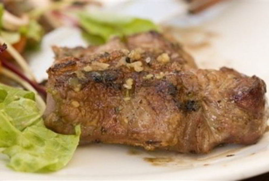 Стейки из говядины с лимонным соком и травами