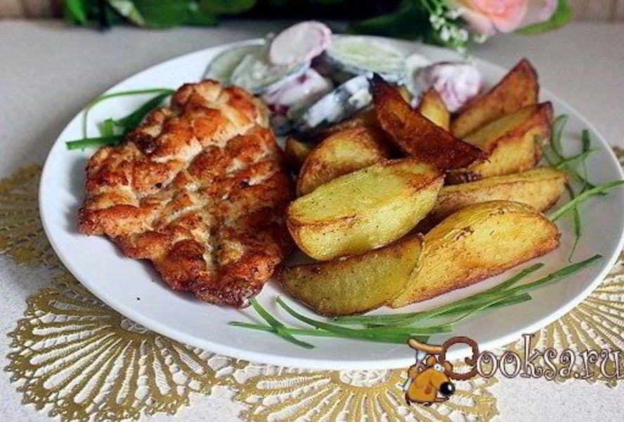 Стейки из куриной грудки с картофельными дольками