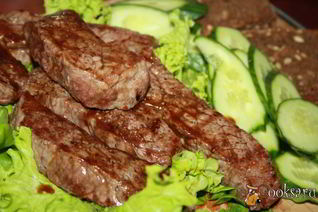 Стейки из мраморной говядины на сковороде-гриль