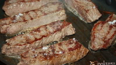 стейки из мраморной говядины на сковороде-гриль