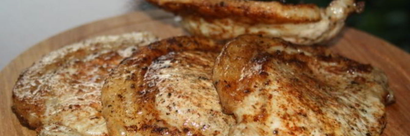 Стейки из свиной корейки в сухом маринаде на решетке на мангале