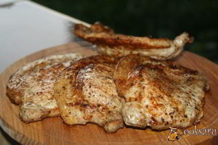 Стейки из свиной корейки в сухом маринаде на решетке на мангале