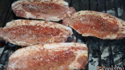 стейки из свиной корейки в сухом маринаде на решетке на мангале