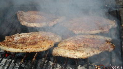 стейки из свиной корейки в сухом маринаде на решетке на мангале