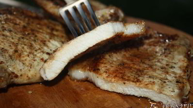 стейки из свиной корейки в сухом маринаде на решетке на мангале