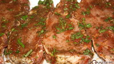 стейки из свиной корейки в томатном маринаде